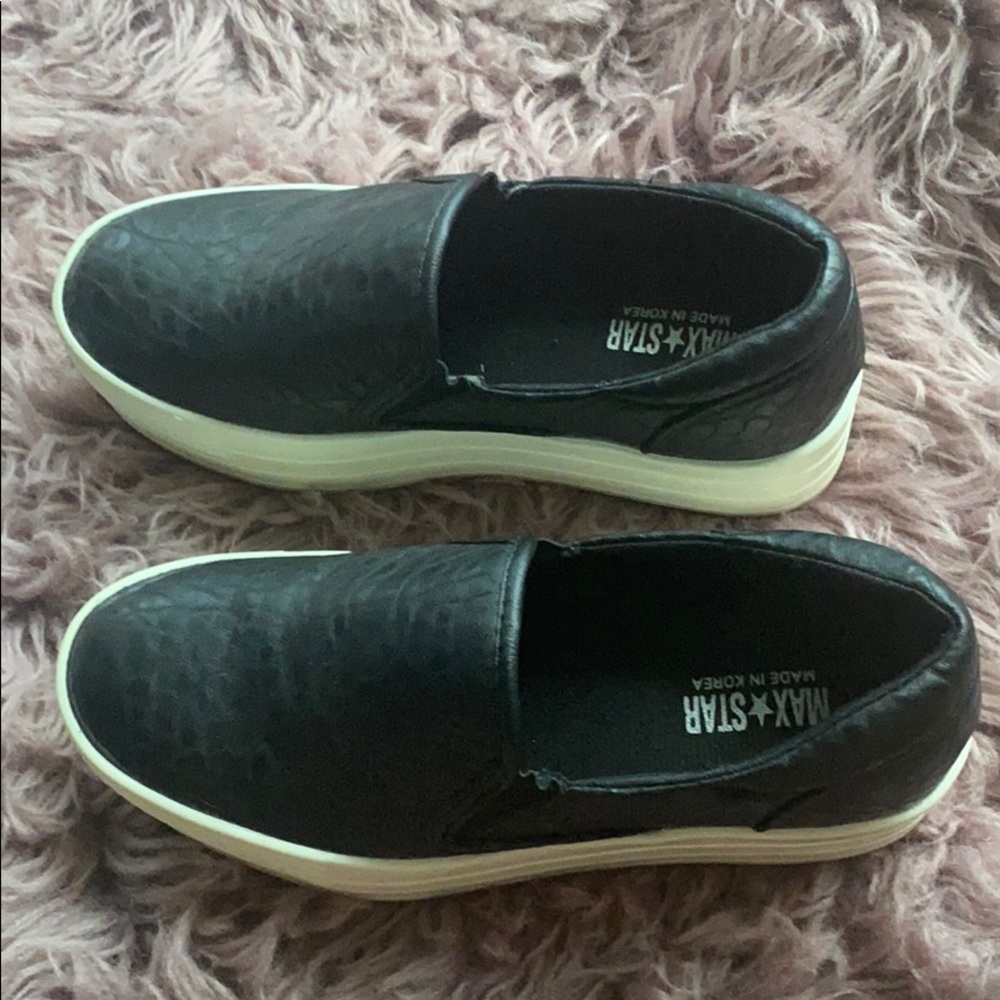 stelleto black faux snake skin and white bottom